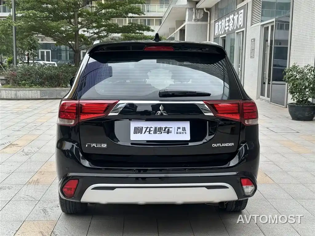 Mitsubishi Outlander 2021 2.4L 4WD Deluxe Edition 7-Seater — фото 10