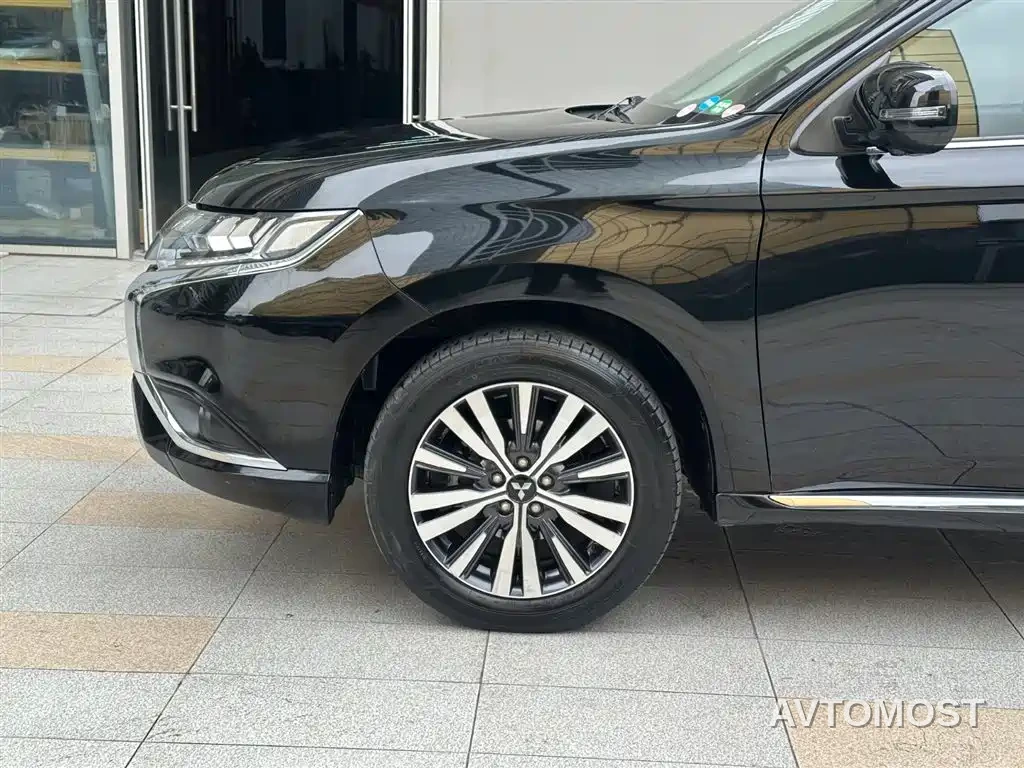 Mitsubishi Outlander 2021 2.4L 4WD Deluxe Edition 7-Seater — фото 16