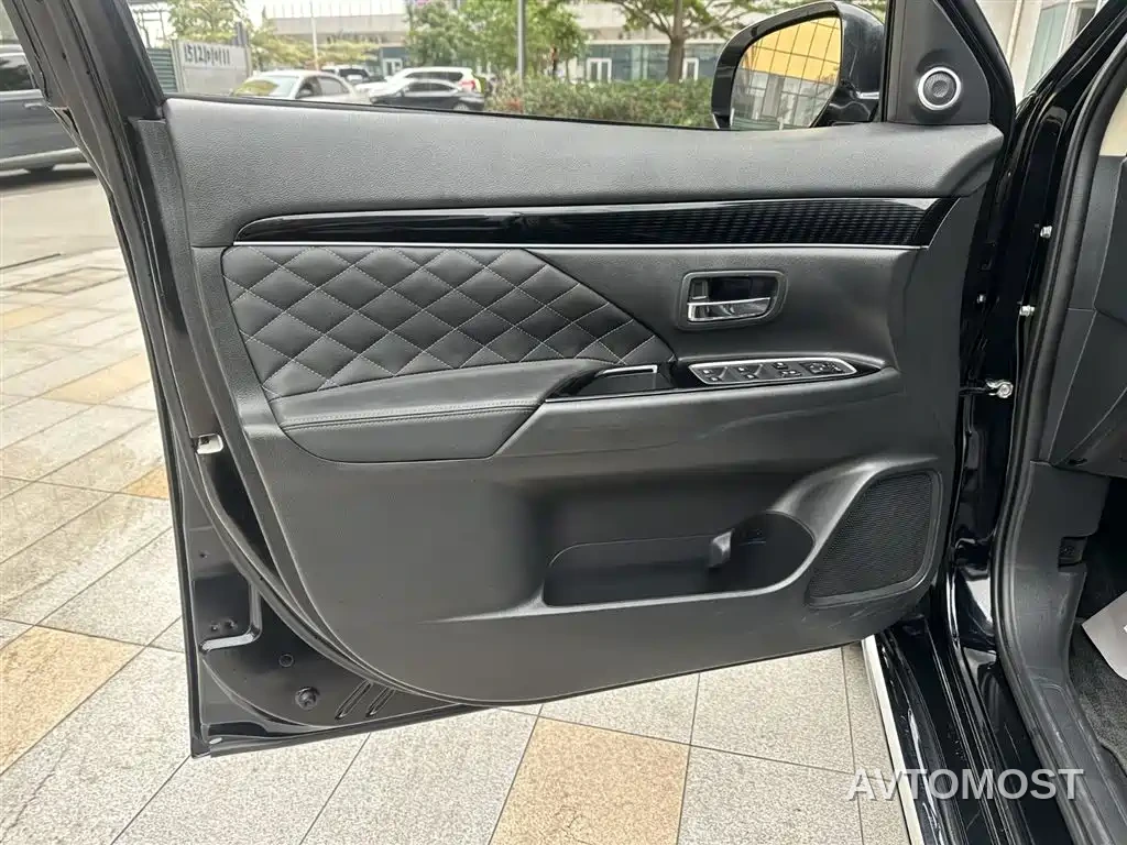 Mitsubishi Outlander 2021 2.4L 4WD Deluxe Edition 7-Seater — фото 17