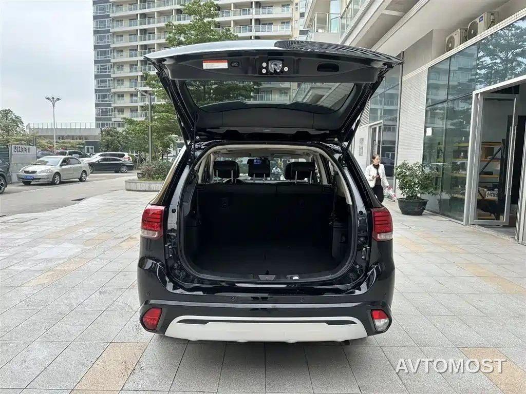 Mitsubishi Outlander 2021 2.4L 4WD Deluxe Edition 7-Seater — фото 18