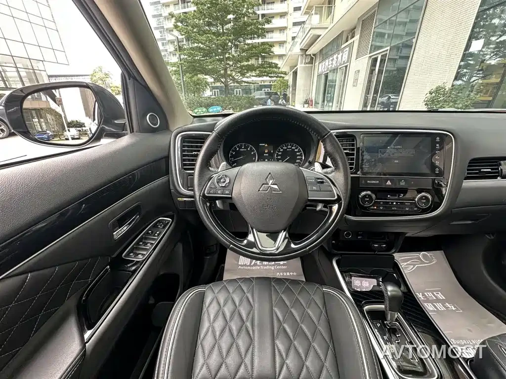 Mitsubishi Outlander 2021 2.4L 4WD Deluxe Edition 7-Seater — фото 19