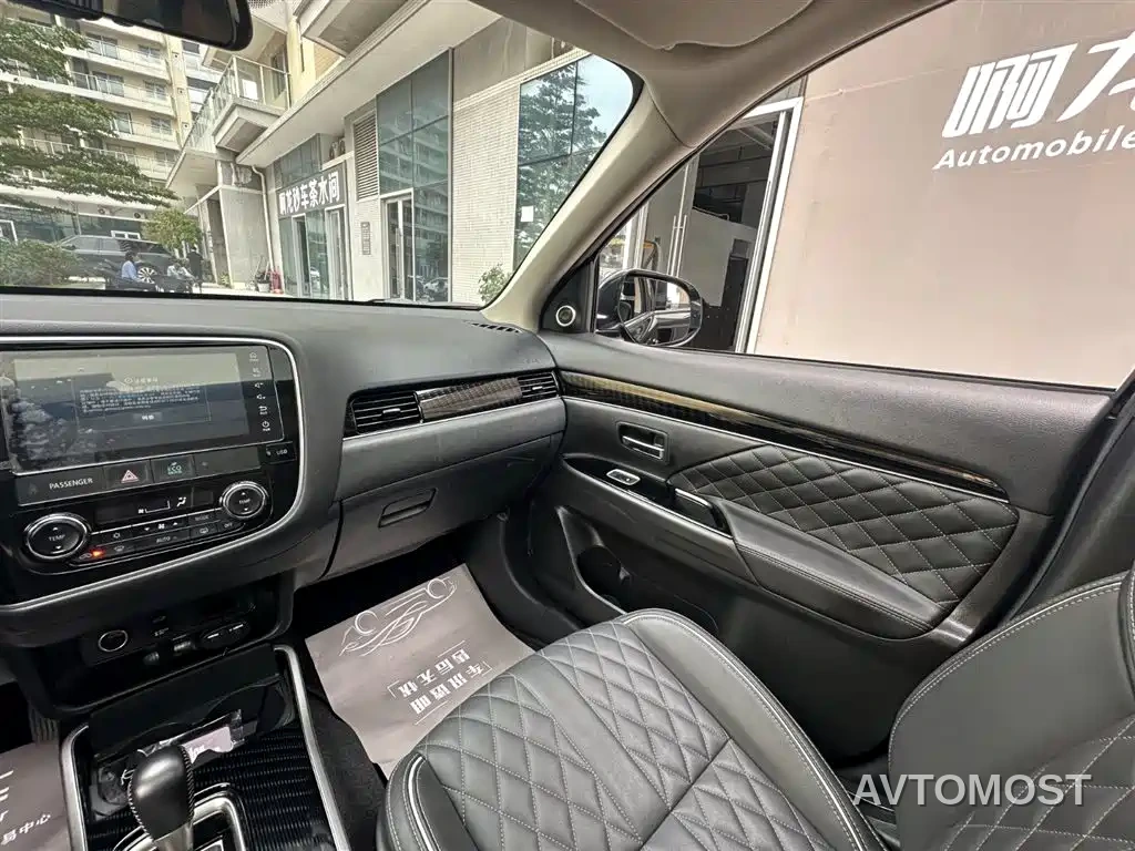 Mitsubishi Outlander 2021 2.4L 4WD Deluxe Edition 7-Seater — фото 20