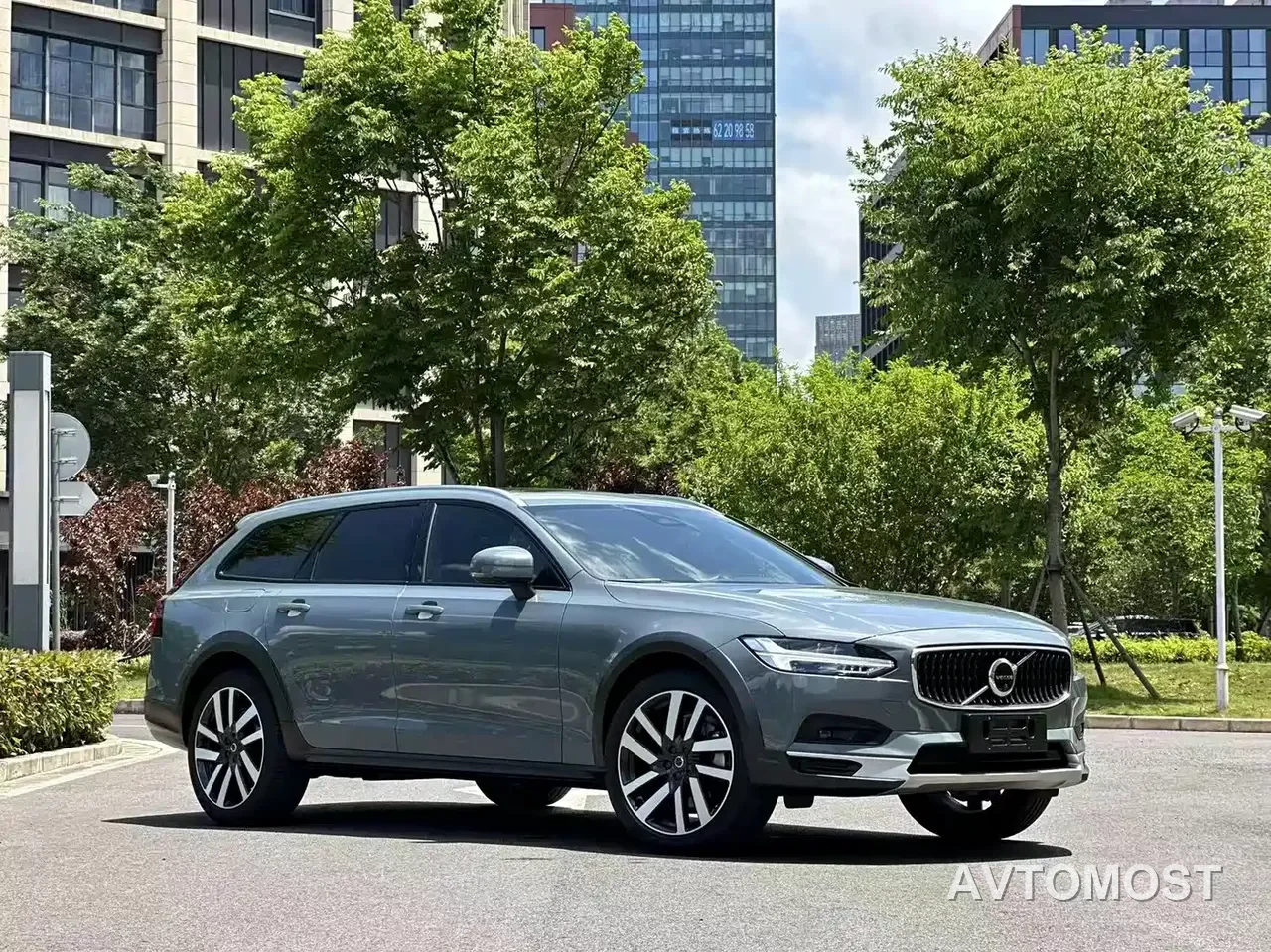 Volvo V90 2022 Cross Country B5 AWD Inscription — фото 3