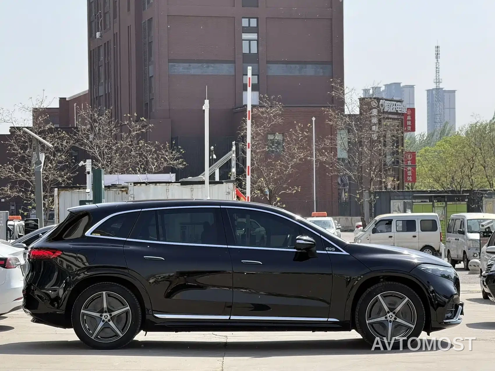 Mercedes-Benz EQS SUV 2023 450 4MATIC Pioneer Edition — фото 3