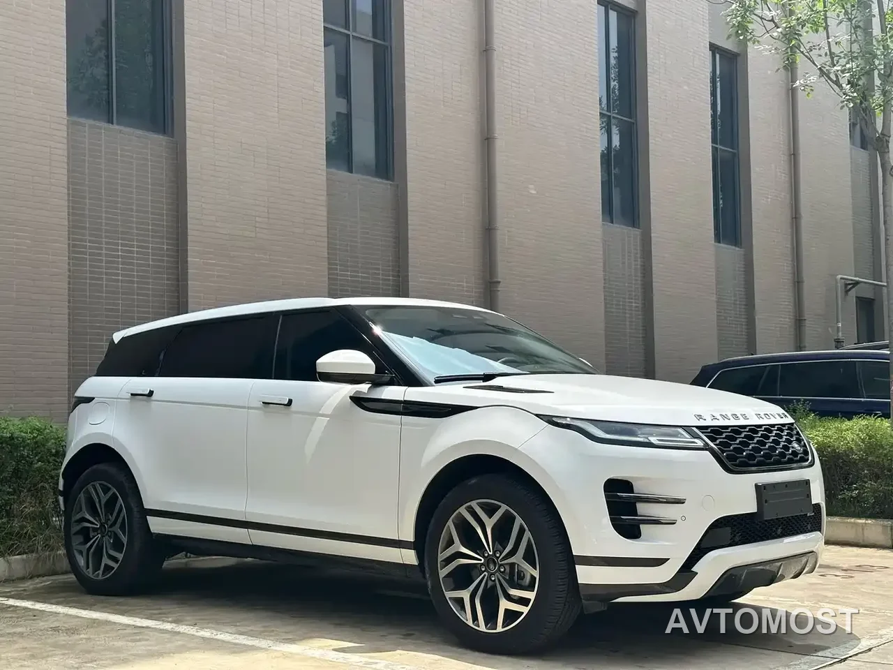 Land Rover Range Rover Evoque New Energy 2022 Range Rover Evoque L P300e Plug-in Hybrid — фото 3