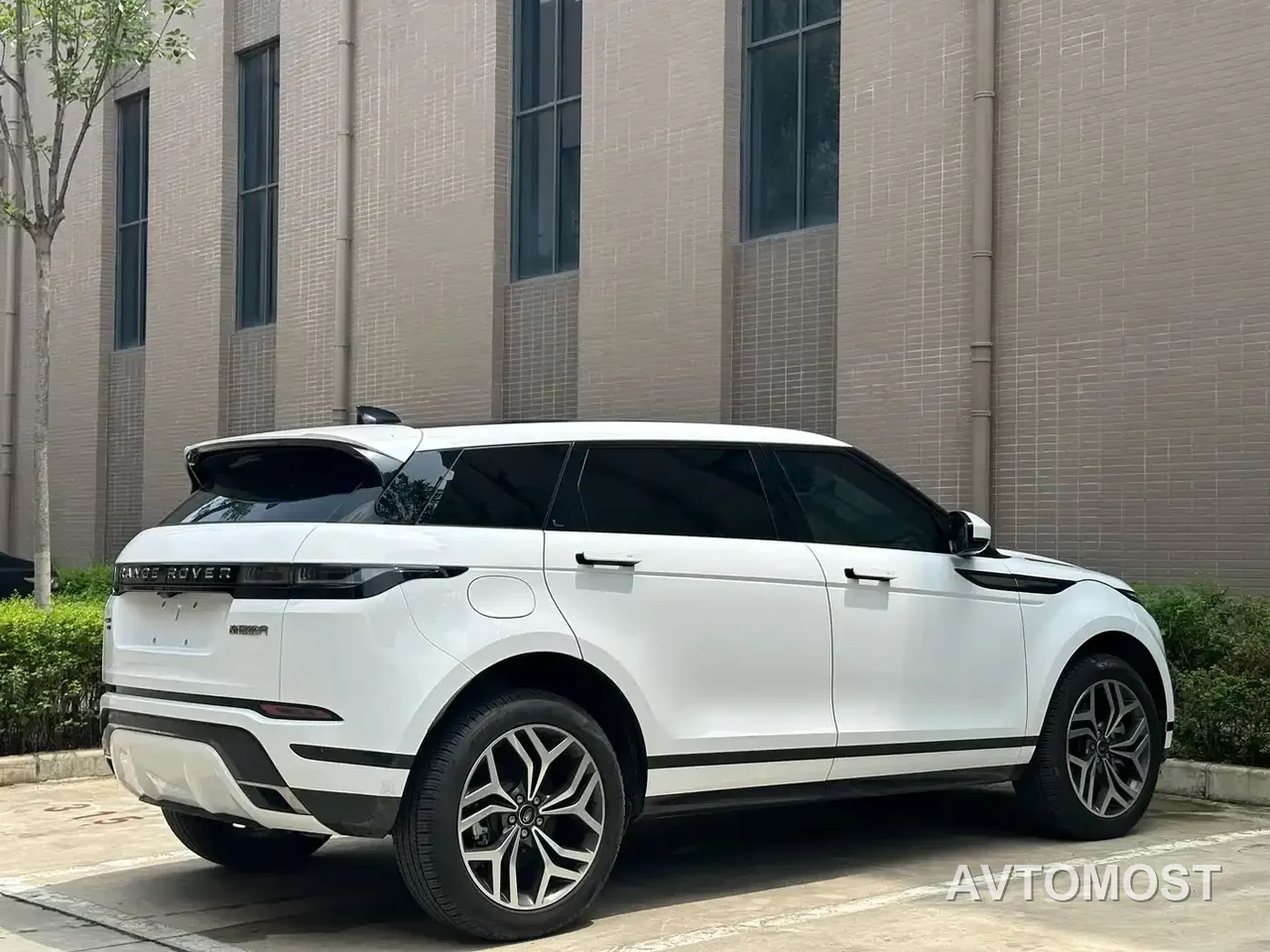 Land Rover Range Rover Evoque New Energy 2022 Range Rover Evoque L P300e Plug-in Hybrid — фото 9