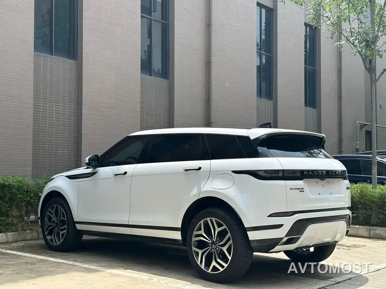 Land Rover Range Rover Evoque New Energy 2022 Range Rover Evoque L P300e Plug-in Hybrid — фото 11