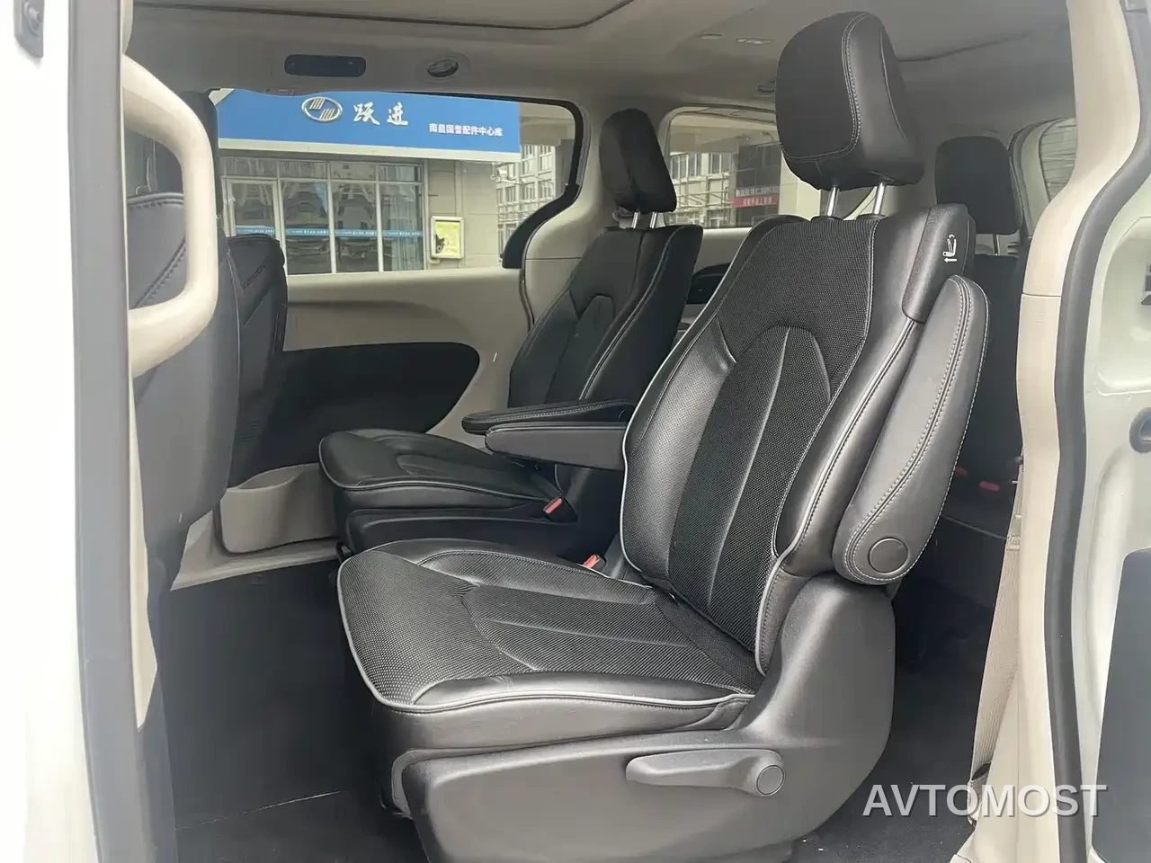 Chrysler Grand Caravan PHEV (Import) 2019 3.6L Plug-in Hybrid — фото 6