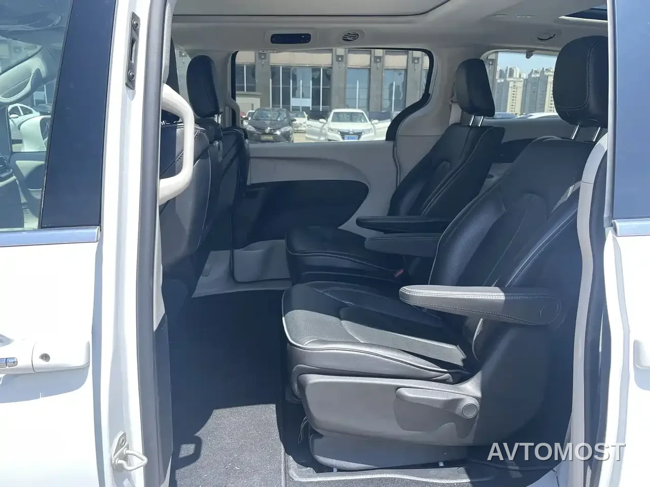 Chrysler Grand Caravan PHEV (Import) 2019 3.6L Plug-in Hybrid — фото 11