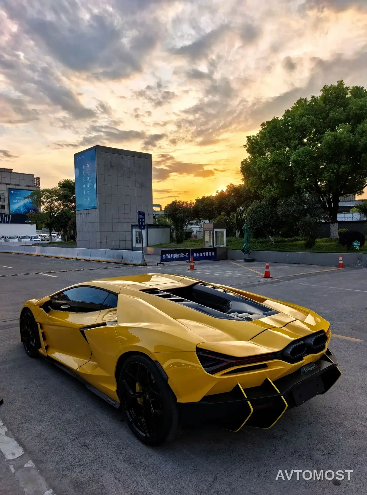 Lamborghini Revuelto 2023 6.5L PHEV Standard — фото 6