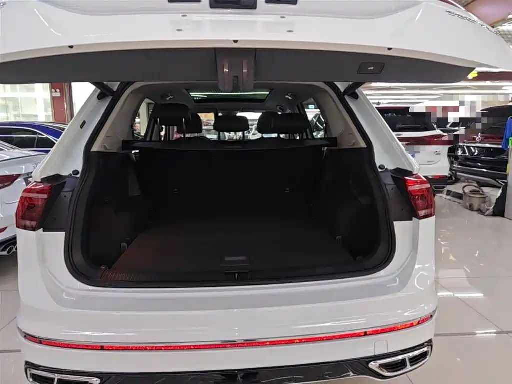 Volkswagen Tiguan L 2023 330TSI Auto 2WD R-Line Premium Edition — фото 19