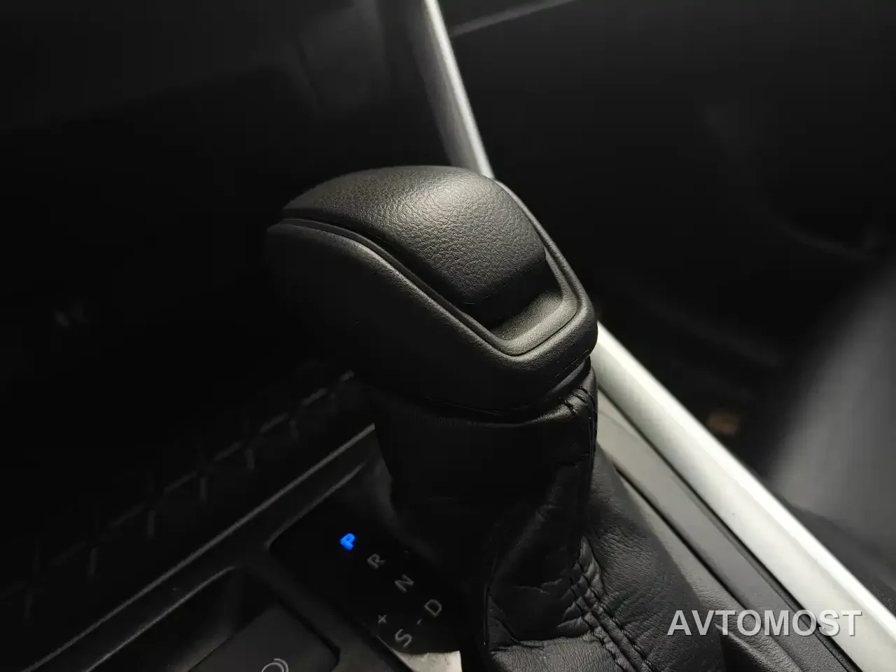 Toyota Wildlander 2020 Dual Engine 2.5L E-CVT FWD Luxury — фото 17