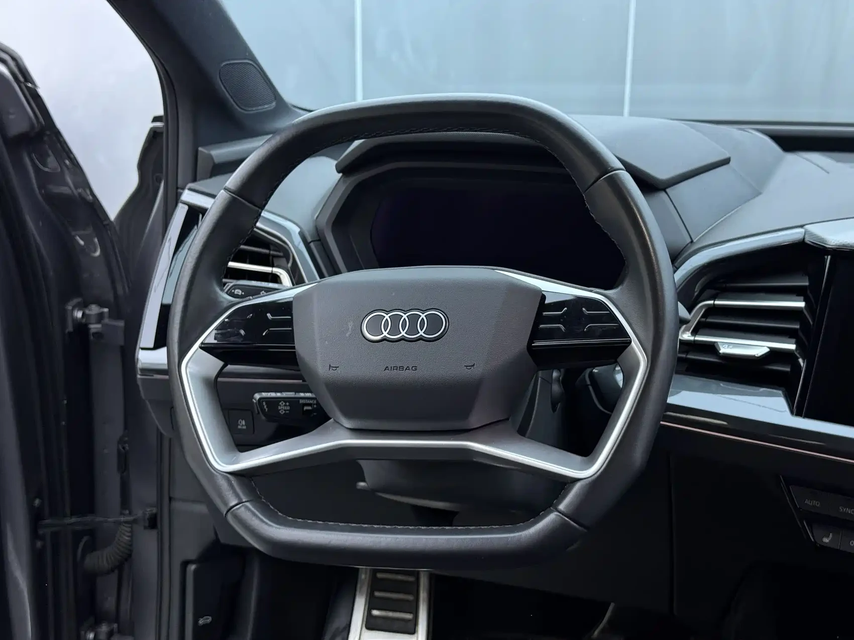 Audi Q5 e-tron 2022 40 e-tron Starlight Edition Mecha Suit Sun Chaser Version — фото 12