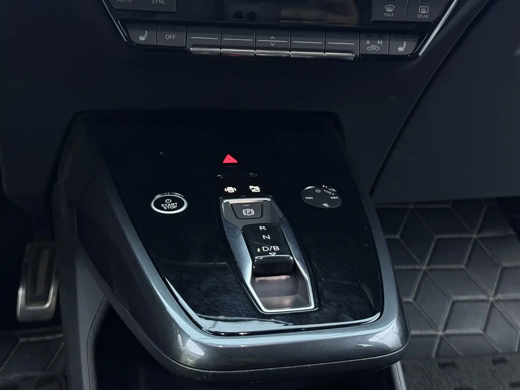 Audi Q5 e-tron 2022 40 e-tron Starlight Edition Mecha Suit Sun Chaser Version — фото 15
