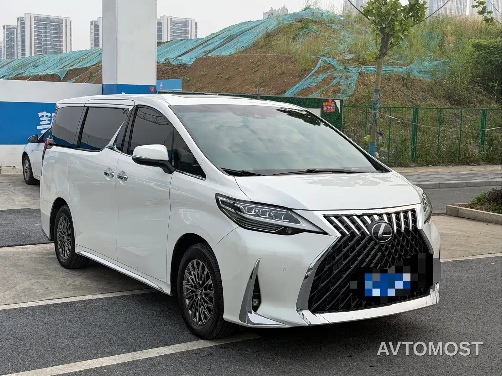 Lexus LM 2020 300h 4-Seat Imperial Edition — фото 3