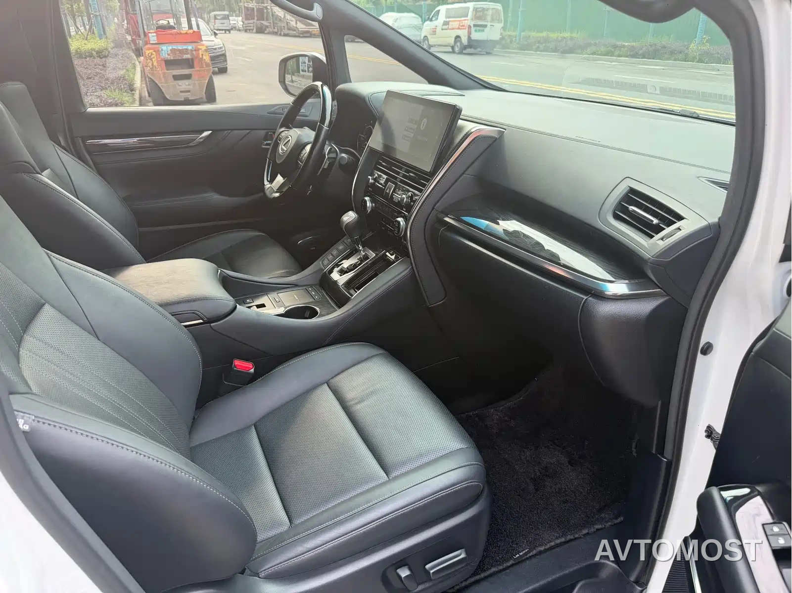 Lexus LM 2020 300h 4-Seat Imperial Edition — фото 5