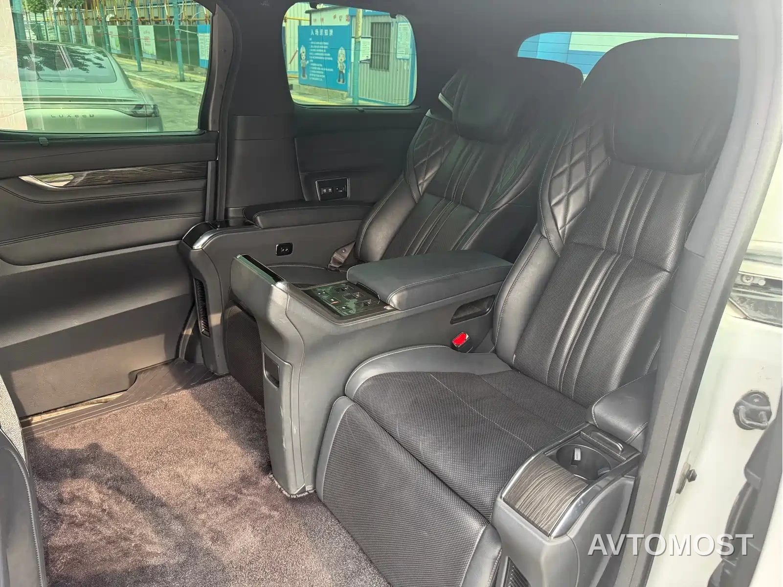 Lexus LM 2020 300h 4-Seat Imperial Edition — фото 7