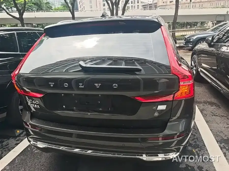 Volvo XC60 Plug-in Hybrid 2022 T8 Plug-in Hybrid Long Range AWD Momentum Luxury Edition