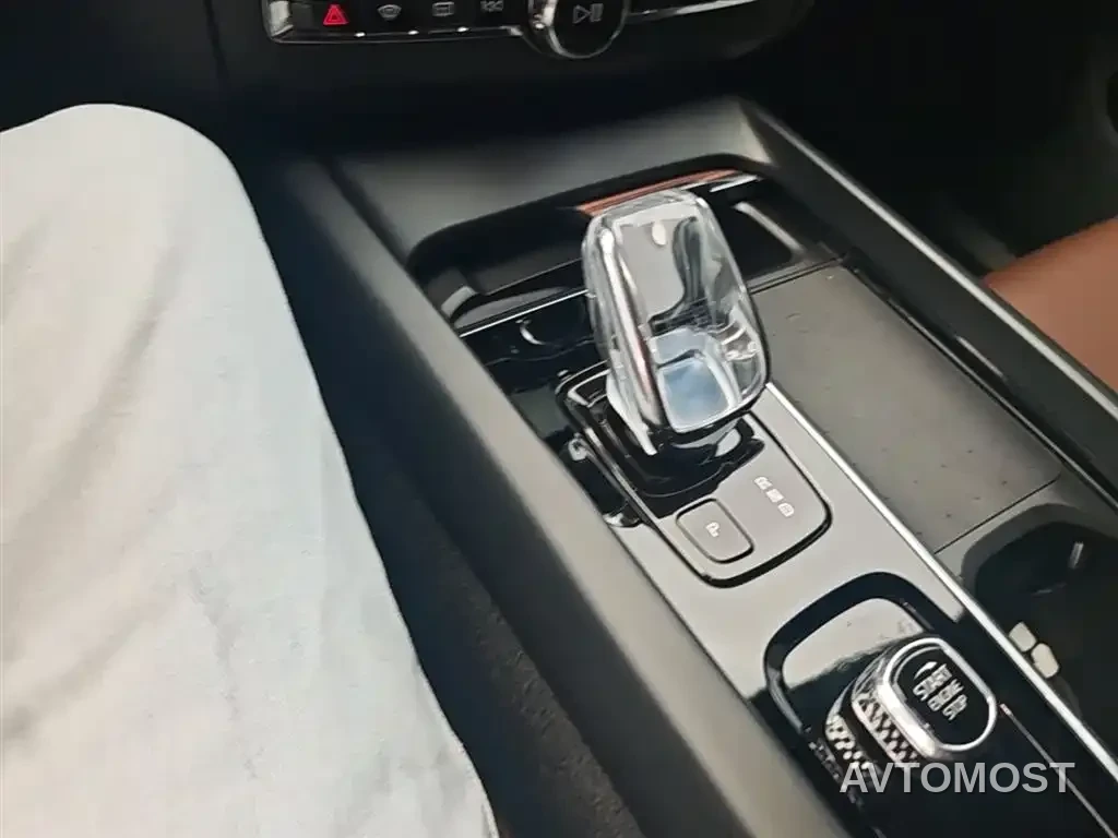 Volvo XC60 Plug-in Hybrid 2022 T8 Plug-in Hybrid Long Range AWD Momentum Luxury Edition — фото 8