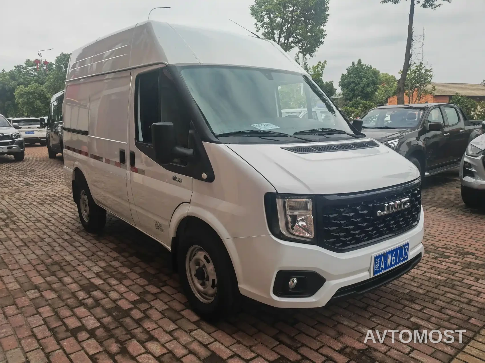 Jiangling JMC Fushun 2025 Model 2.0T 8AT Diesel Short Wheelbase Medium-High Roof Commercial Van 2/3 Seats — фото 3