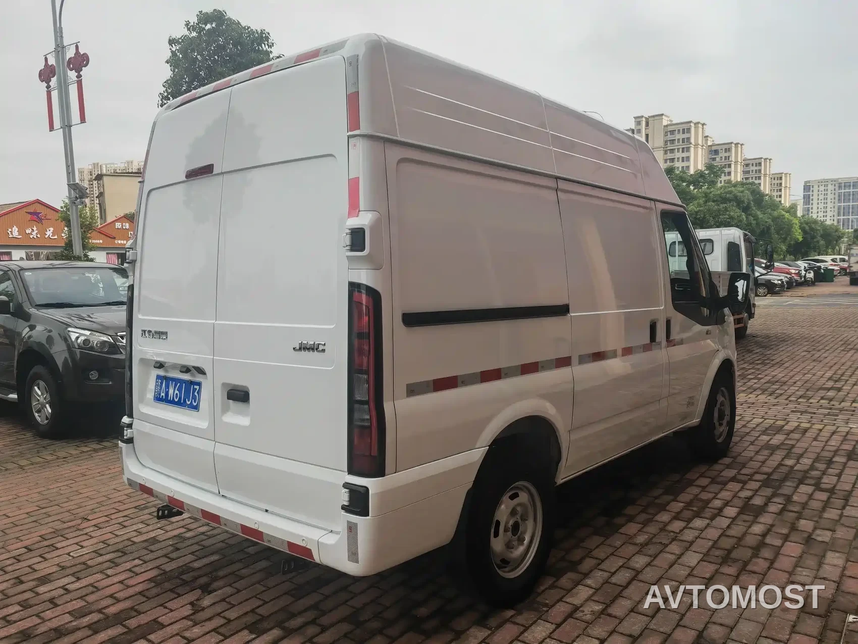 Jiangling JMC Fushun 2025 Model 2.0T 8AT Diesel Short Wheelbase Medium-High Roof Commercial Van 2/3 Seats — фото 4