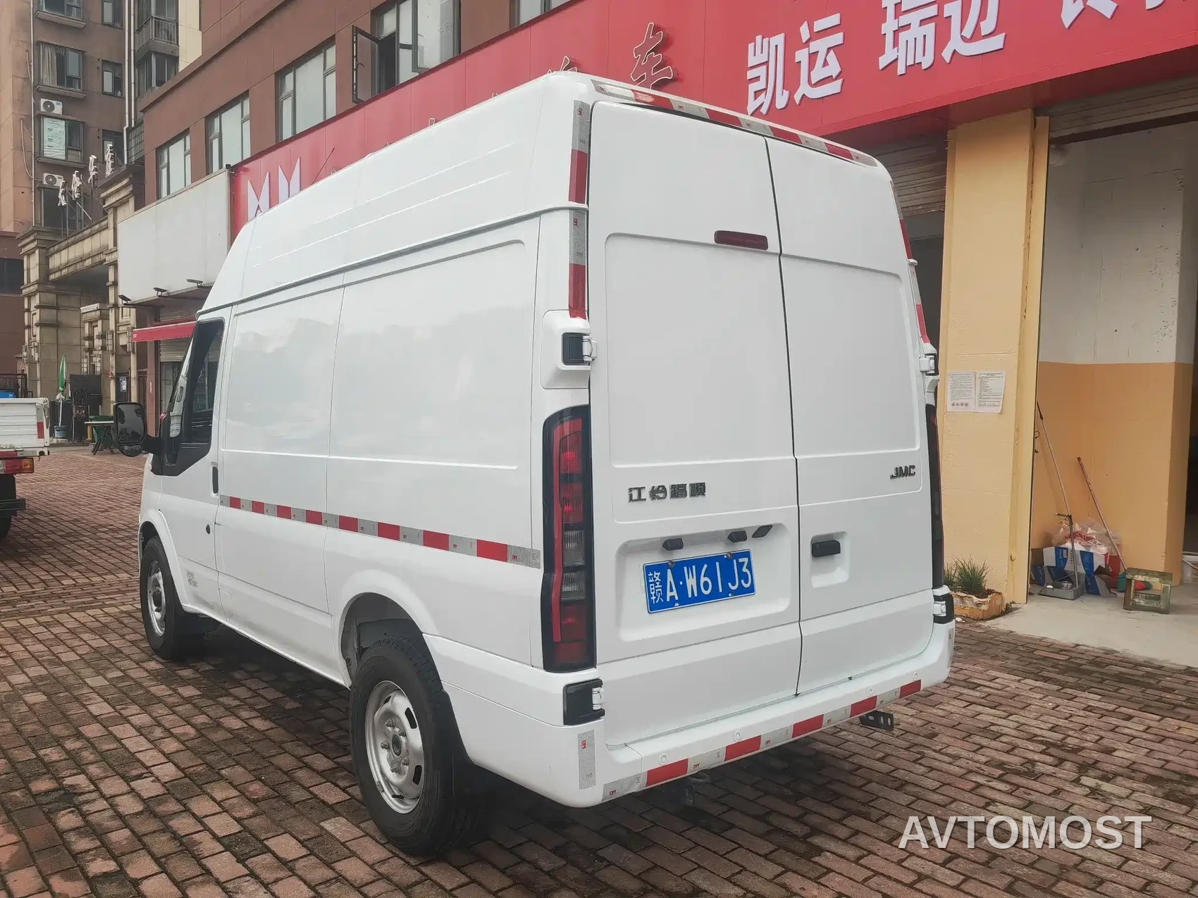 Jiangling JMC Fushun 2025 Model 2.0T 8AT Diesel Short Wheelbase Medium-High Roof Commercial Van 2/3 Seats — фото 6
