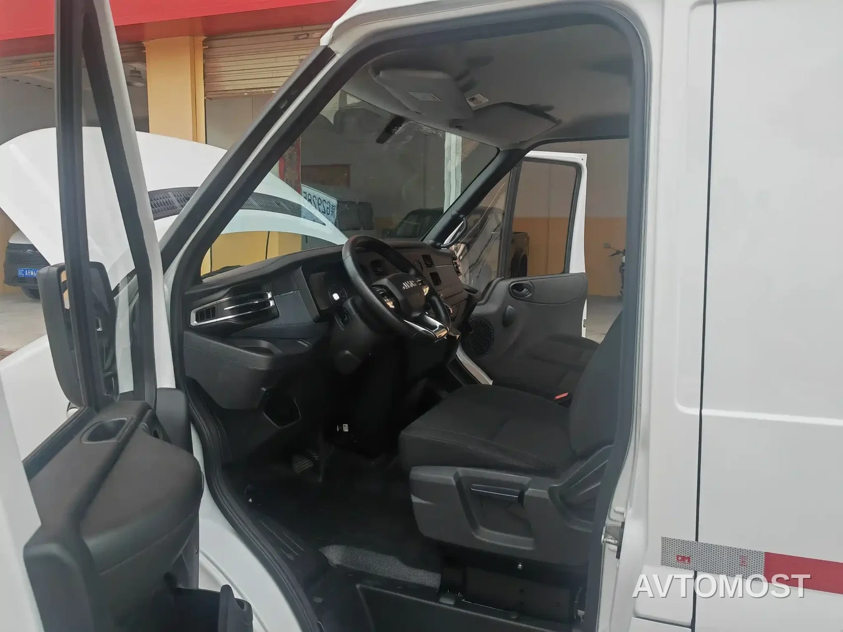 Jiangling JMC Fushun 2025 Model 2.0T 8AT Diesel Short Wheelbase Medium-High Roof Commercial Van 2/3 Seats — фото 7