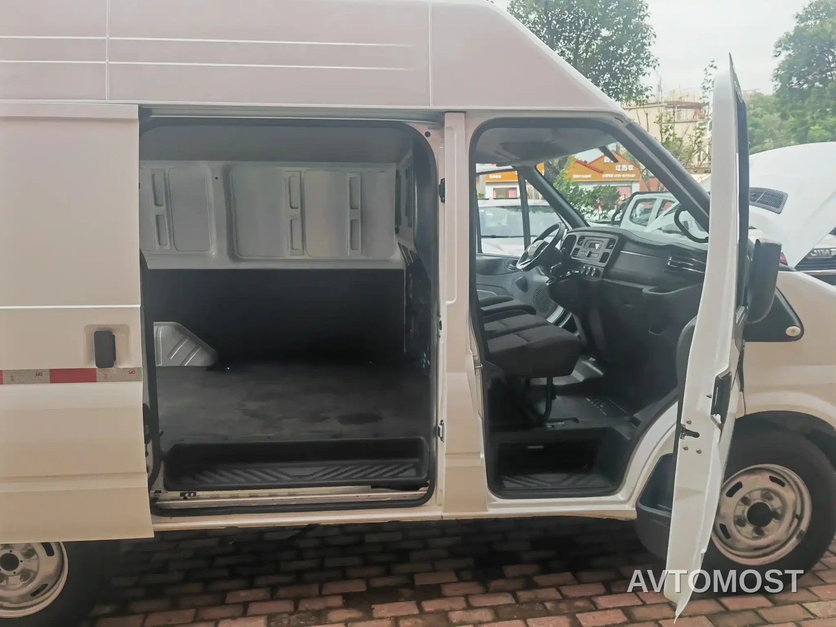 Jiangling JMC Fushun 2025 Model 2.0T 8AT Diesel Short Wheelbase Medium-High Roof Commercial Van 2/3 Seats — фото 10