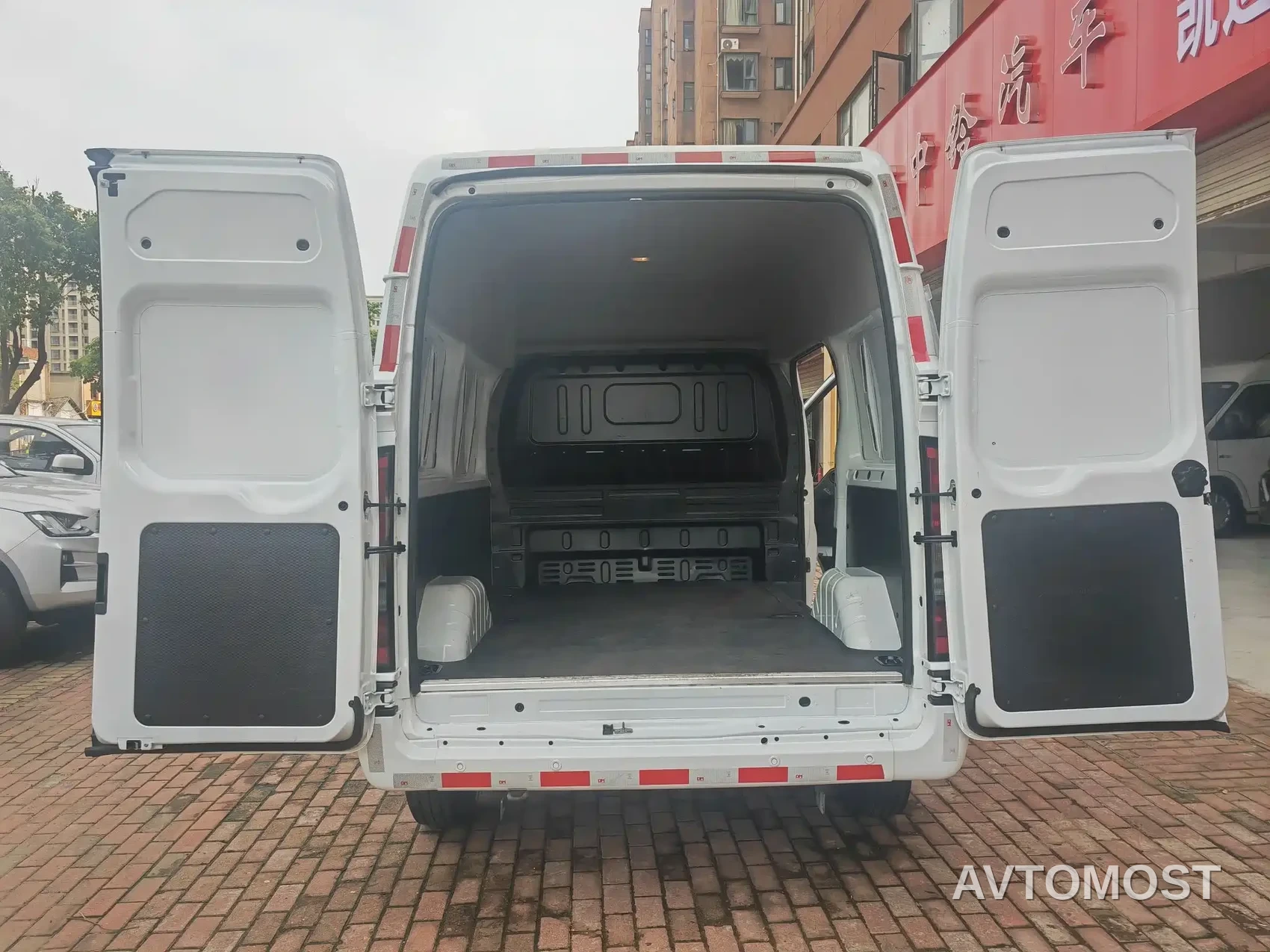 Jiangling JMC Fushun 2025 Model 2.0T 8AT Diesel Short Wheelbase Medium-High Roof Commercial Van 2/3 Seats — фото 11
