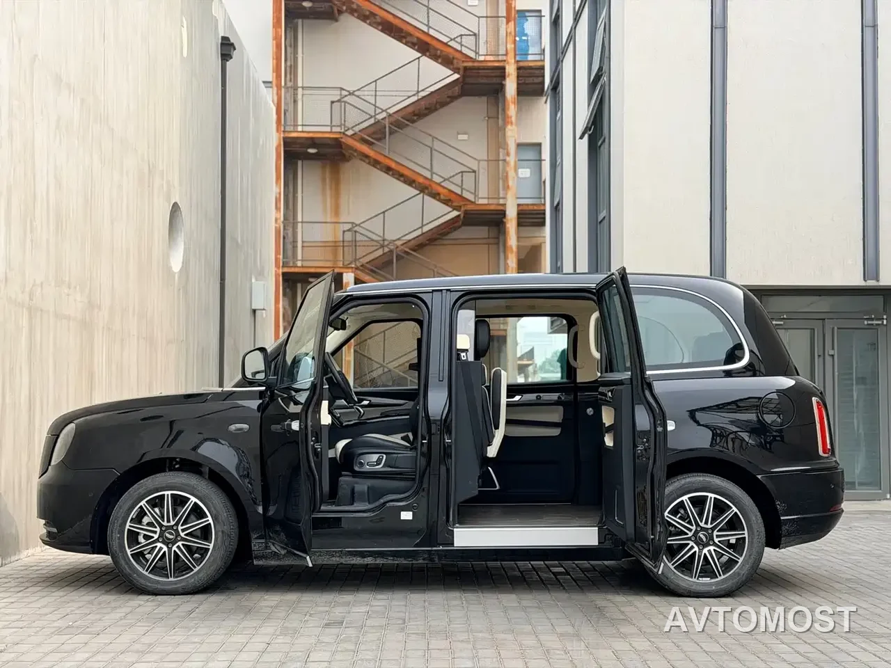 LEVC TX 2022 TX5 Extended Range Space Comfort Edition — фото 12