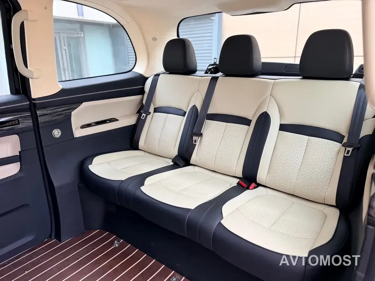 LEVC TX 2022 TX5 Extended Range Space Comfort Edition — фото 15