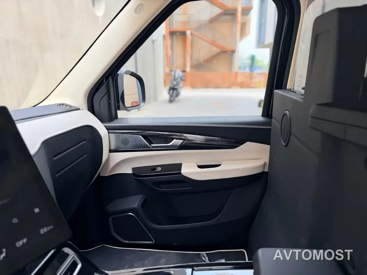 LEVC TX 2022 TX5 Extended Range Space Comfort Edition — фото 25