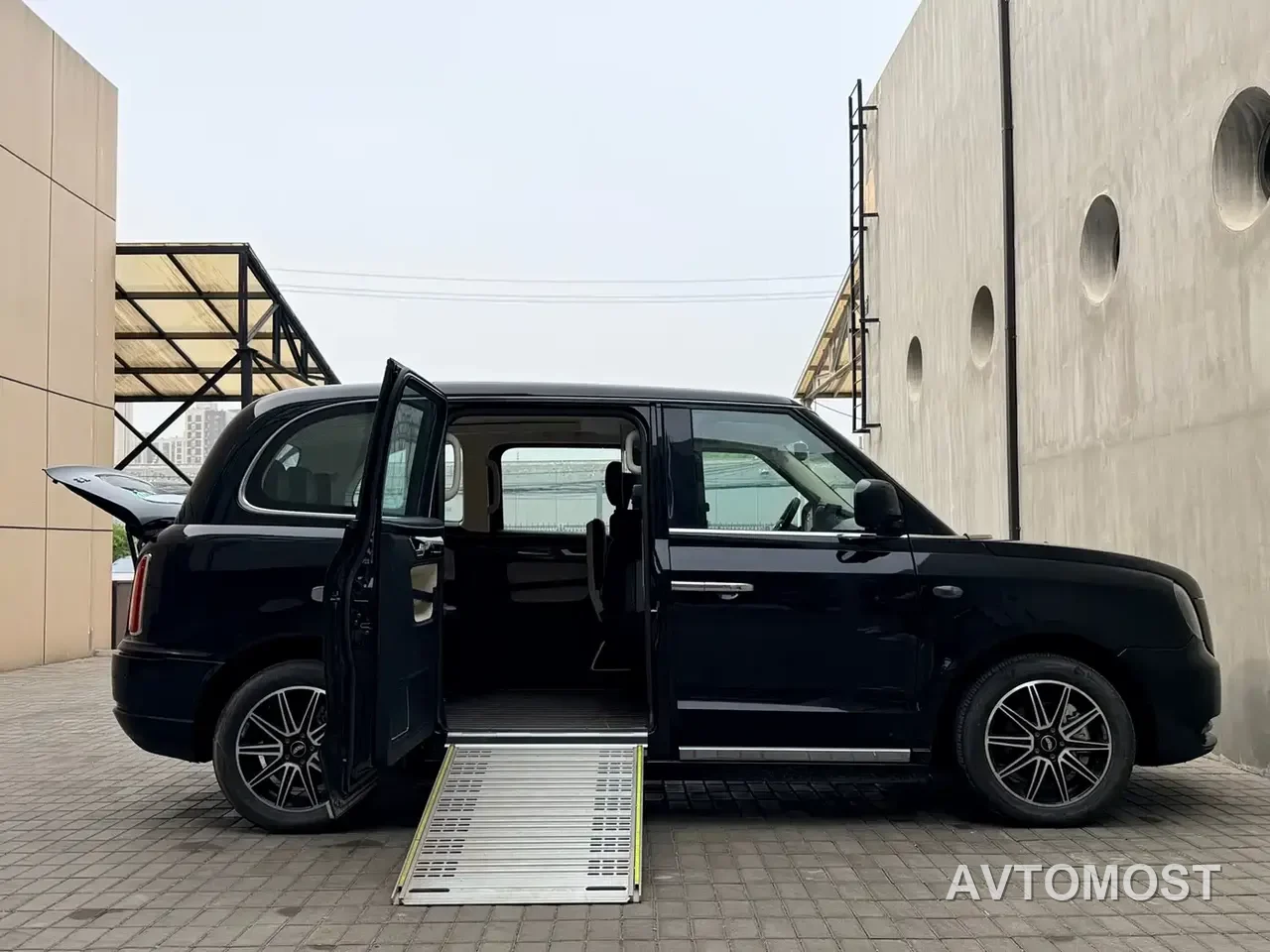 LEVC TX 2022 TX5 Extended Range Space Comfort Edition — фото 33