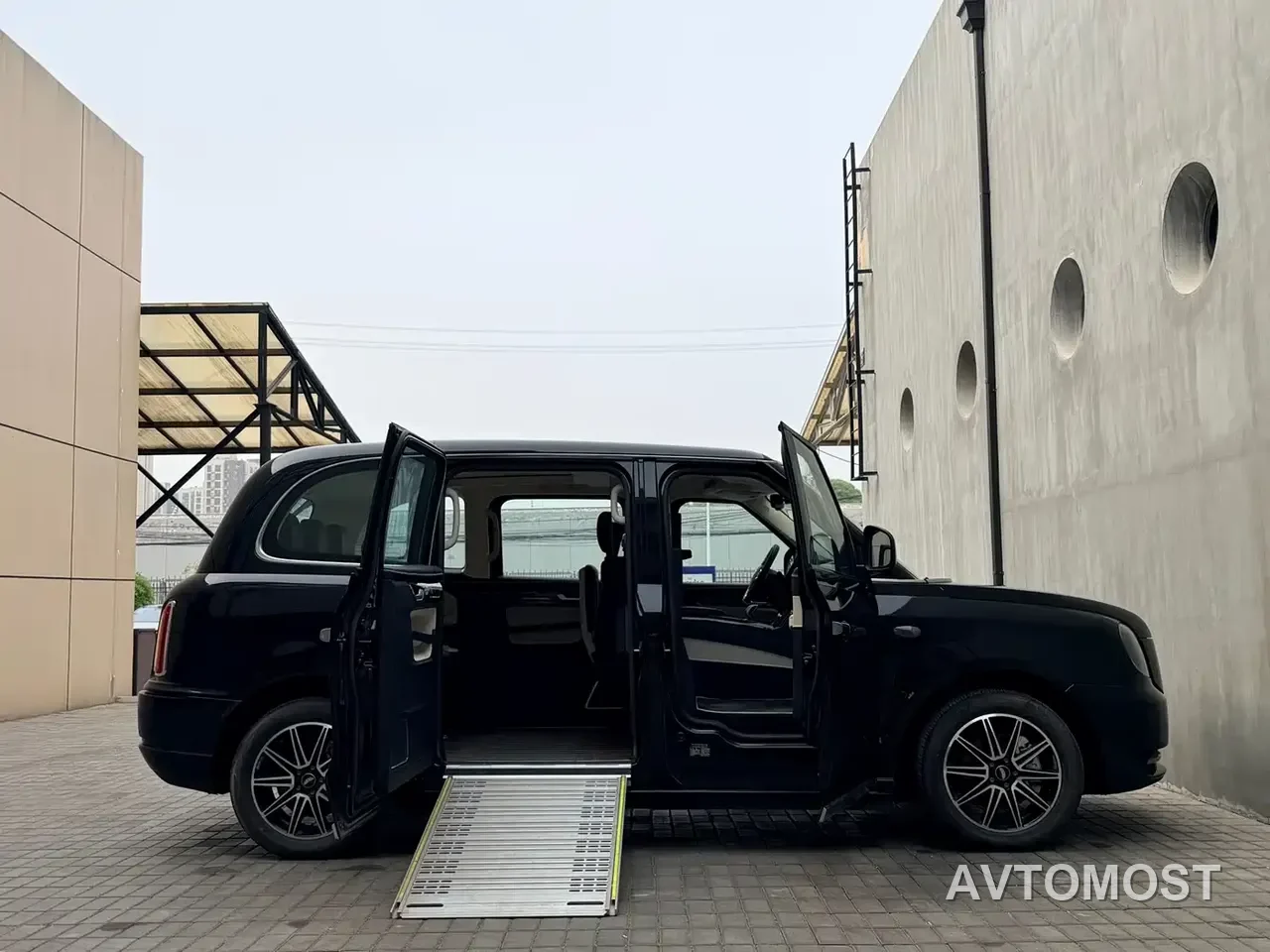 LEVC TX 2022 TX5 Extended Range Space Comfort Edition — фото 34