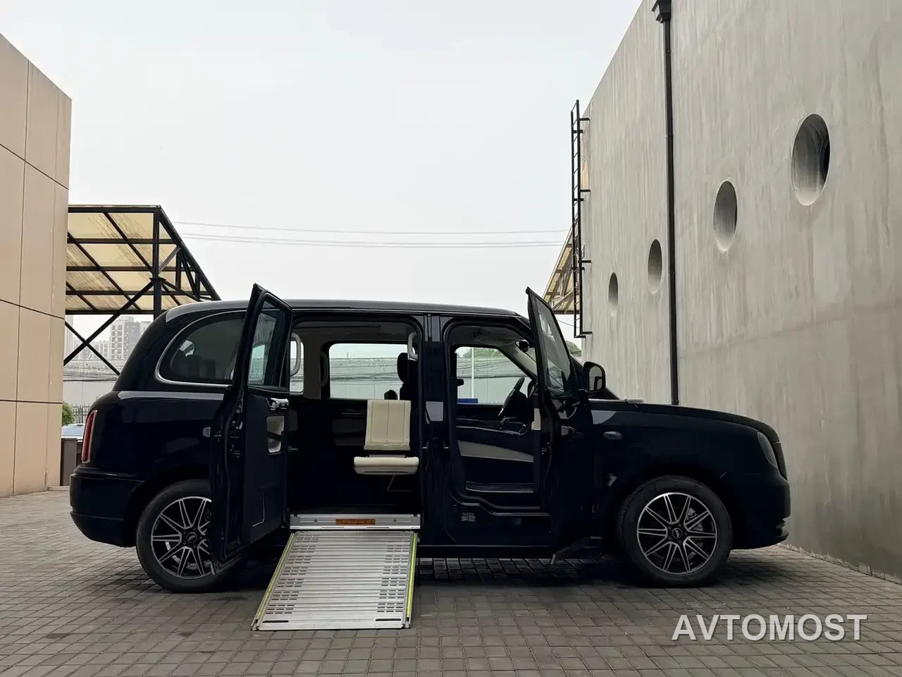 LEVC TX 2022 TX5 Extended Range Space Comfort Edition — фото 35