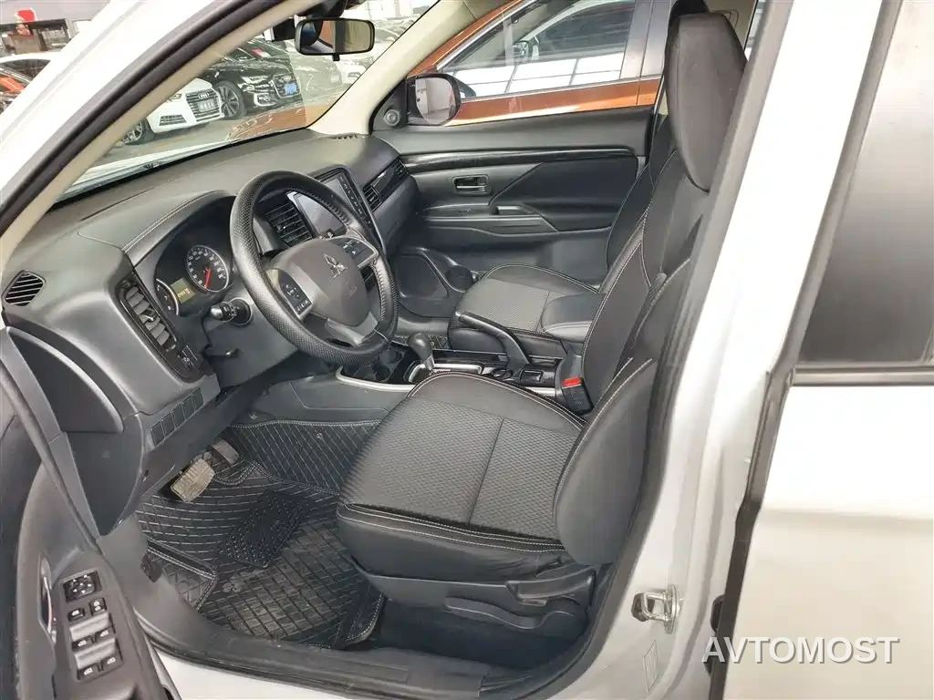 Mitsubishi Outlander 2021 Facelift 2.0L 2WD Comfort Edition 5-Seater — фото 16