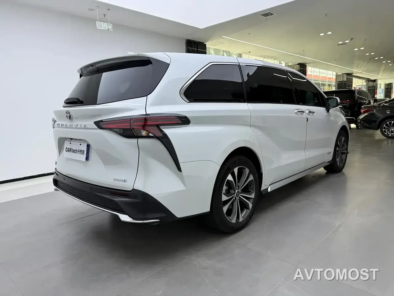 Toyota Granvia 2023 2.5L Hybrid Comfort Edition — фото 3