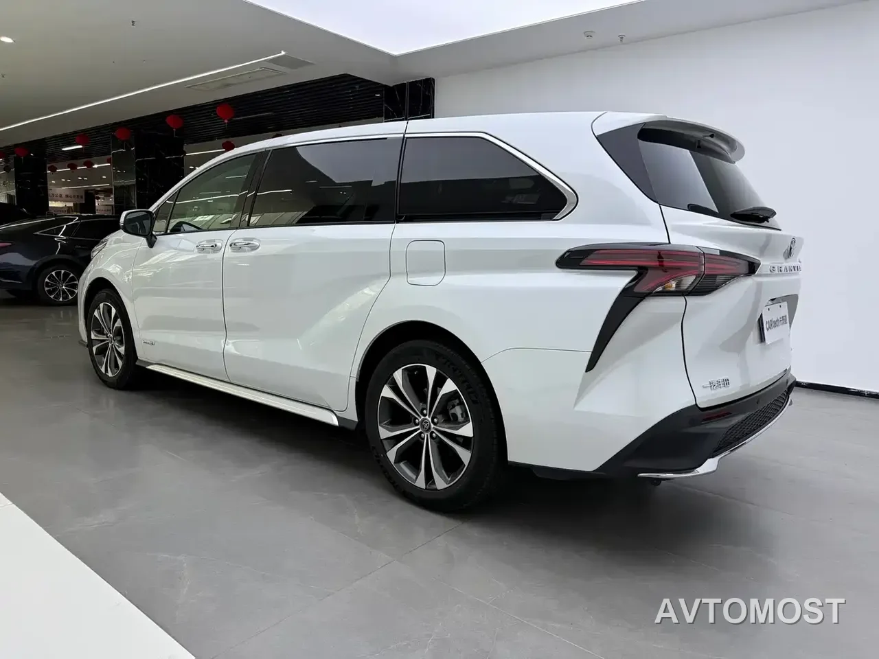 Toyota Granvia 2023 2.5L Hybrid Comfort Edition — фото 5