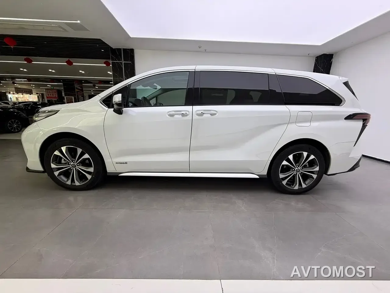 Toyota Granvia 2023 2.5L Hybrid Comfort Edition — фото 4