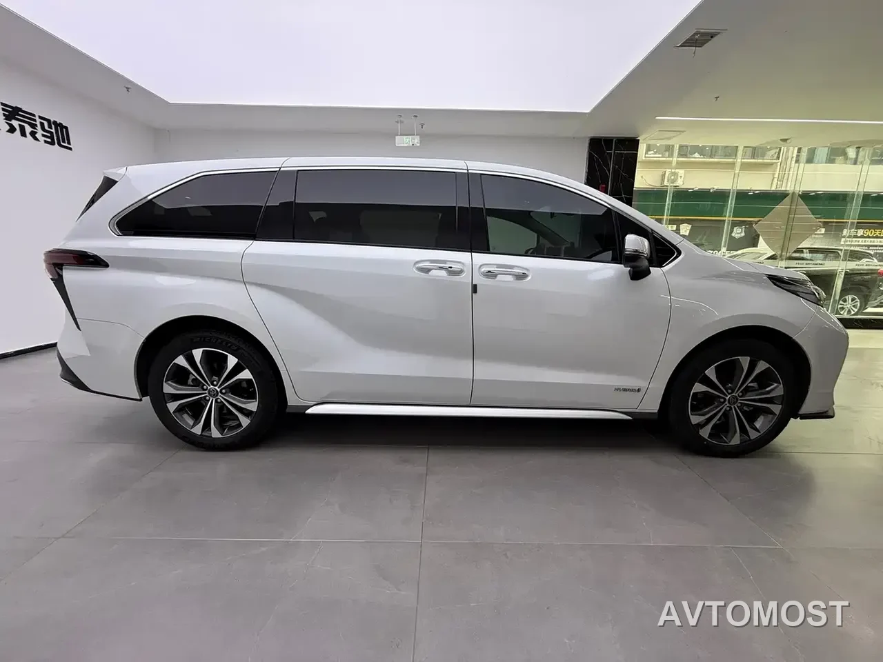 Toyota Granvia 2023 2.5L Hybrid Comfort Edition — фото 6