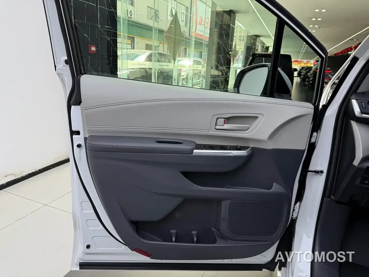 Toyota Granvia 2023 2.5L Hybrid Comfort Edition — фото 9