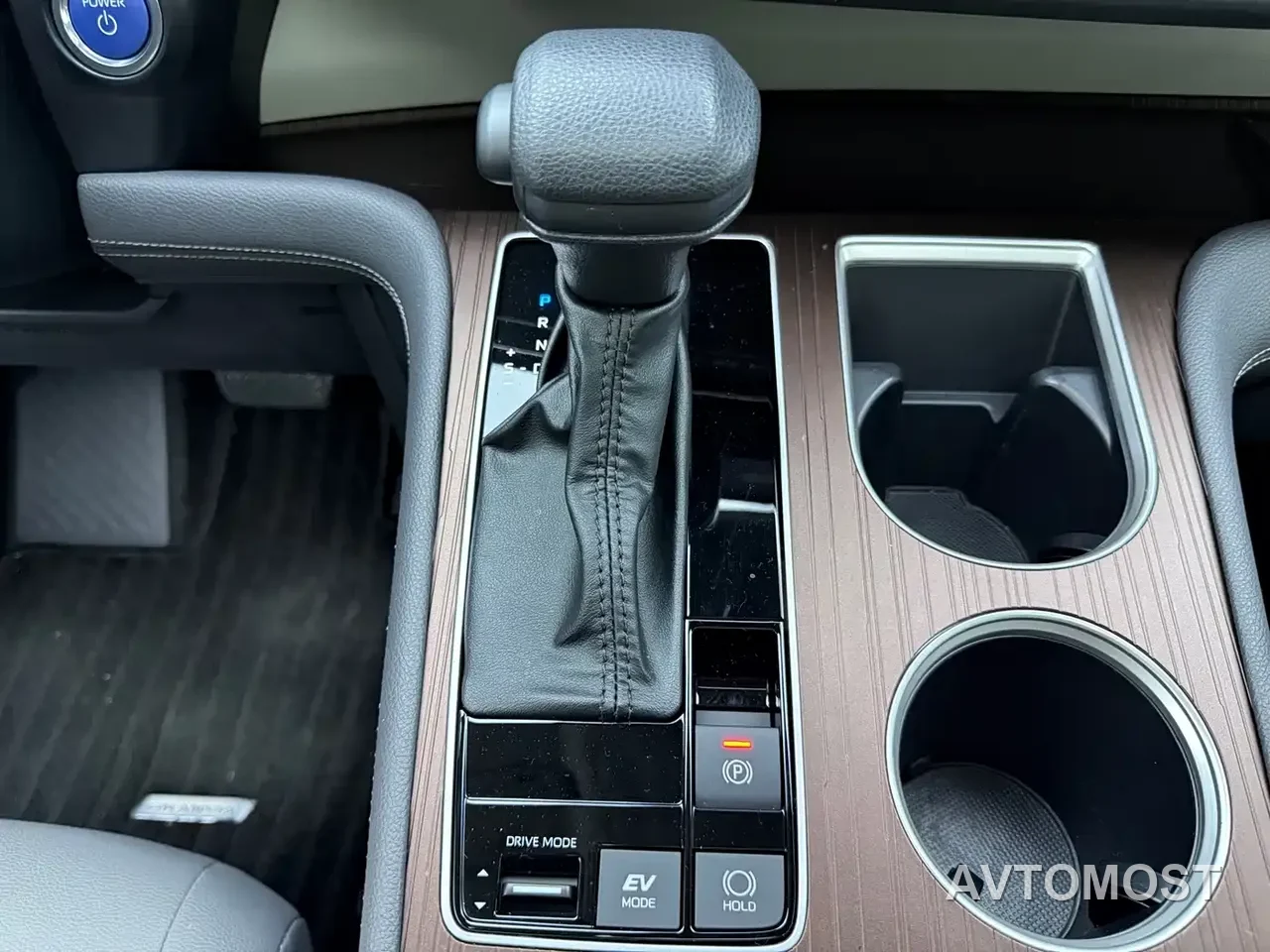 Toyota Granvia 2023 2.5L Hybrid Comfort Edition — фото 11