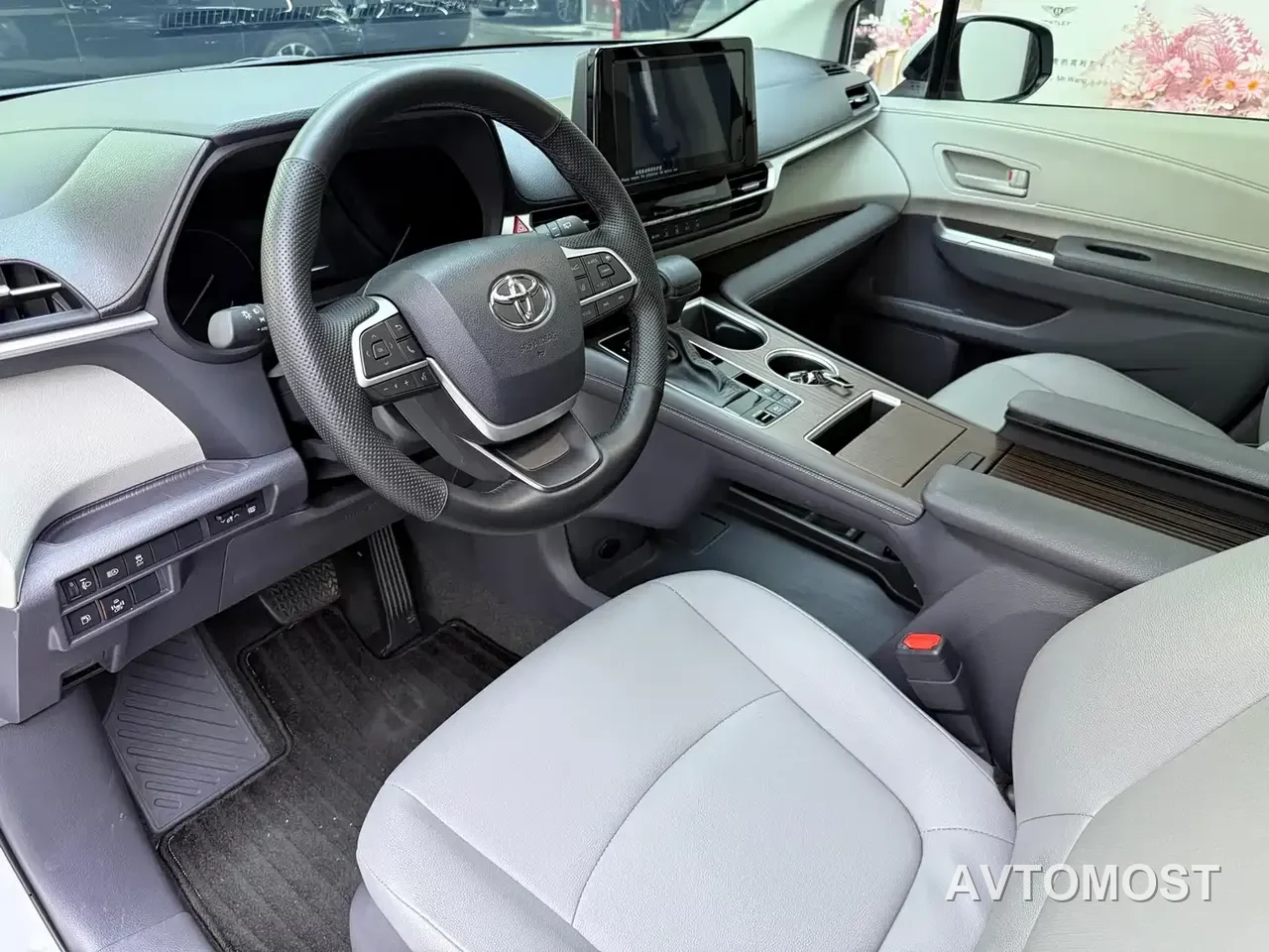 Toyota Granvia 2023 2.5L Hybrid Comfort Edition — фото 12