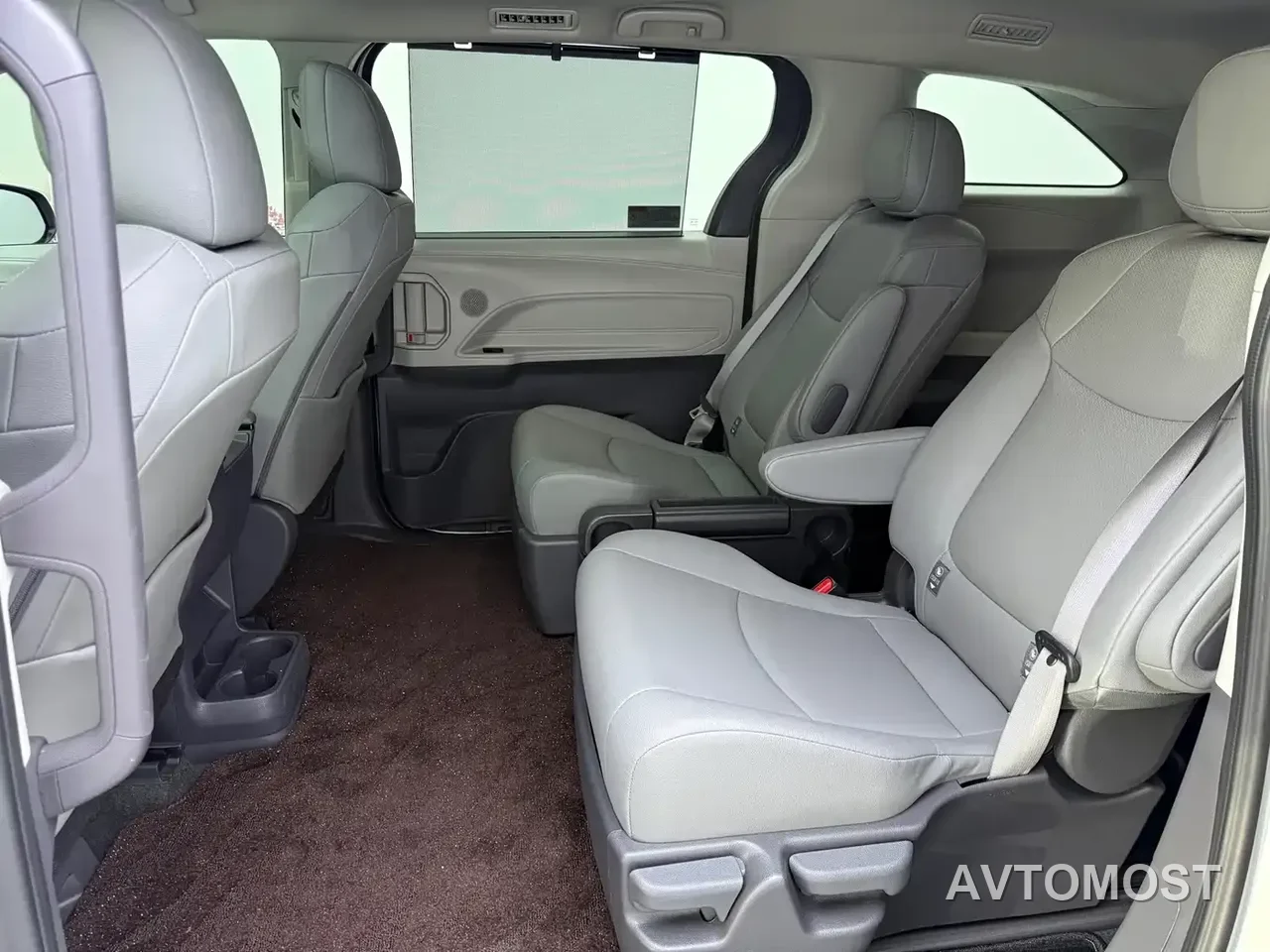 Toyota Granvia 2023 2.5L Hybrid Comfort Edition — фото 13