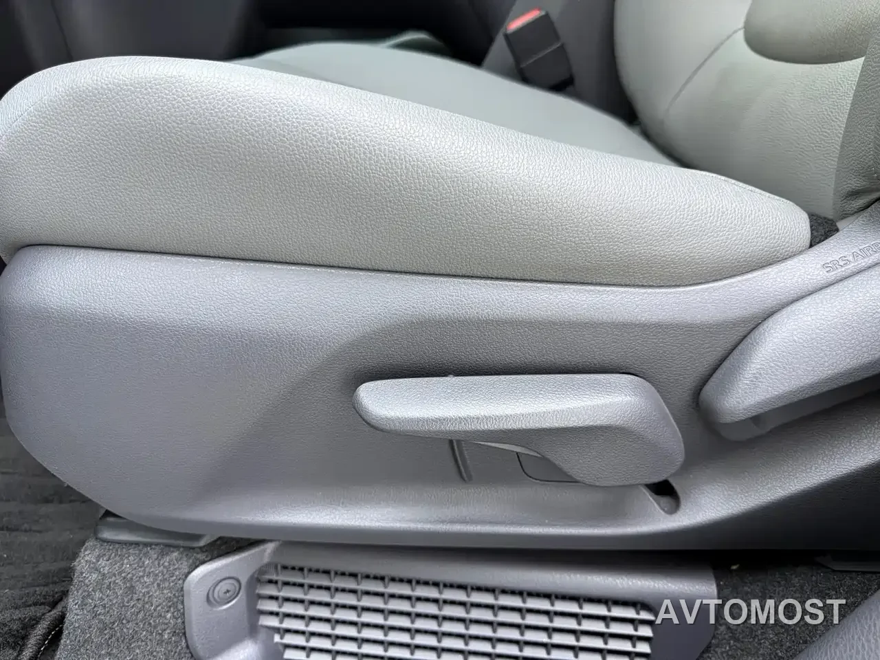 Toyota Granvia 2023 2.5L Hybrid Comfort Edition — фото 16