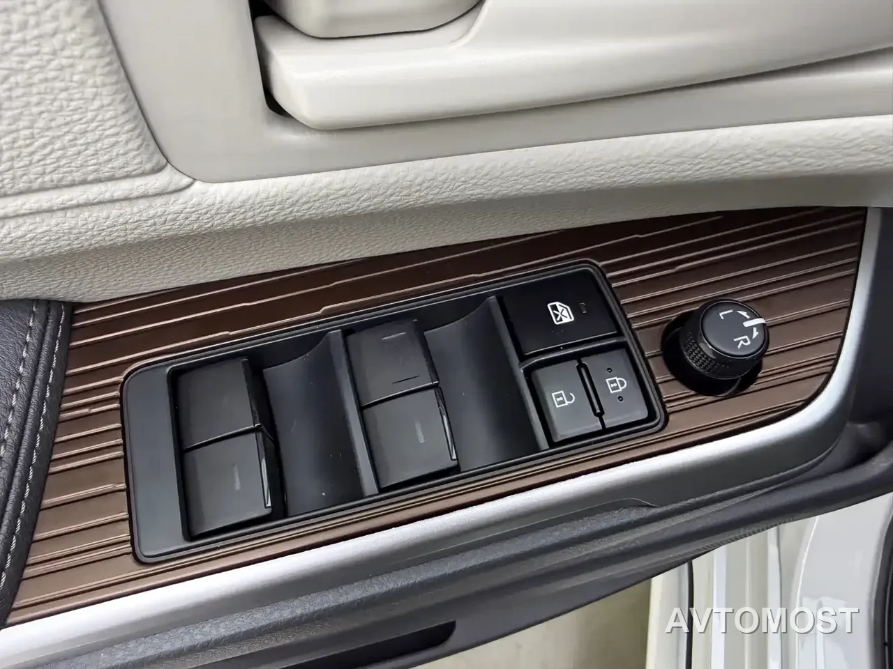 Toyota Granvia 2023 2.5L Hybrid Comfort Edition — фото 17