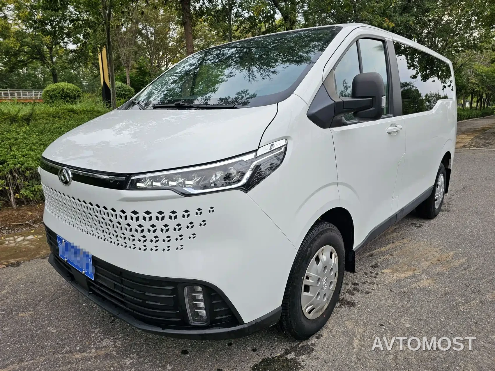 SAIC Maxus Xintu V70 2023 Model 2.0T Elite Edition Automatic Short Wheelbase Low Roof 5/6-Seater — фото 1
