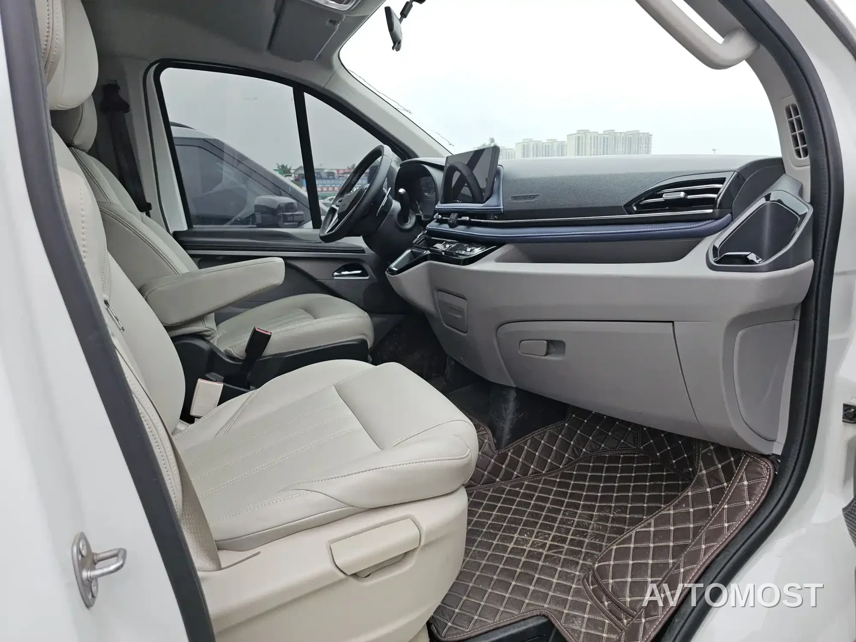 SAIC Maxus Xintu V70 2023 Model 2.0T Elite Edition Automatic Short Wheelbase Low Roof 5/6-Seater — фото 10