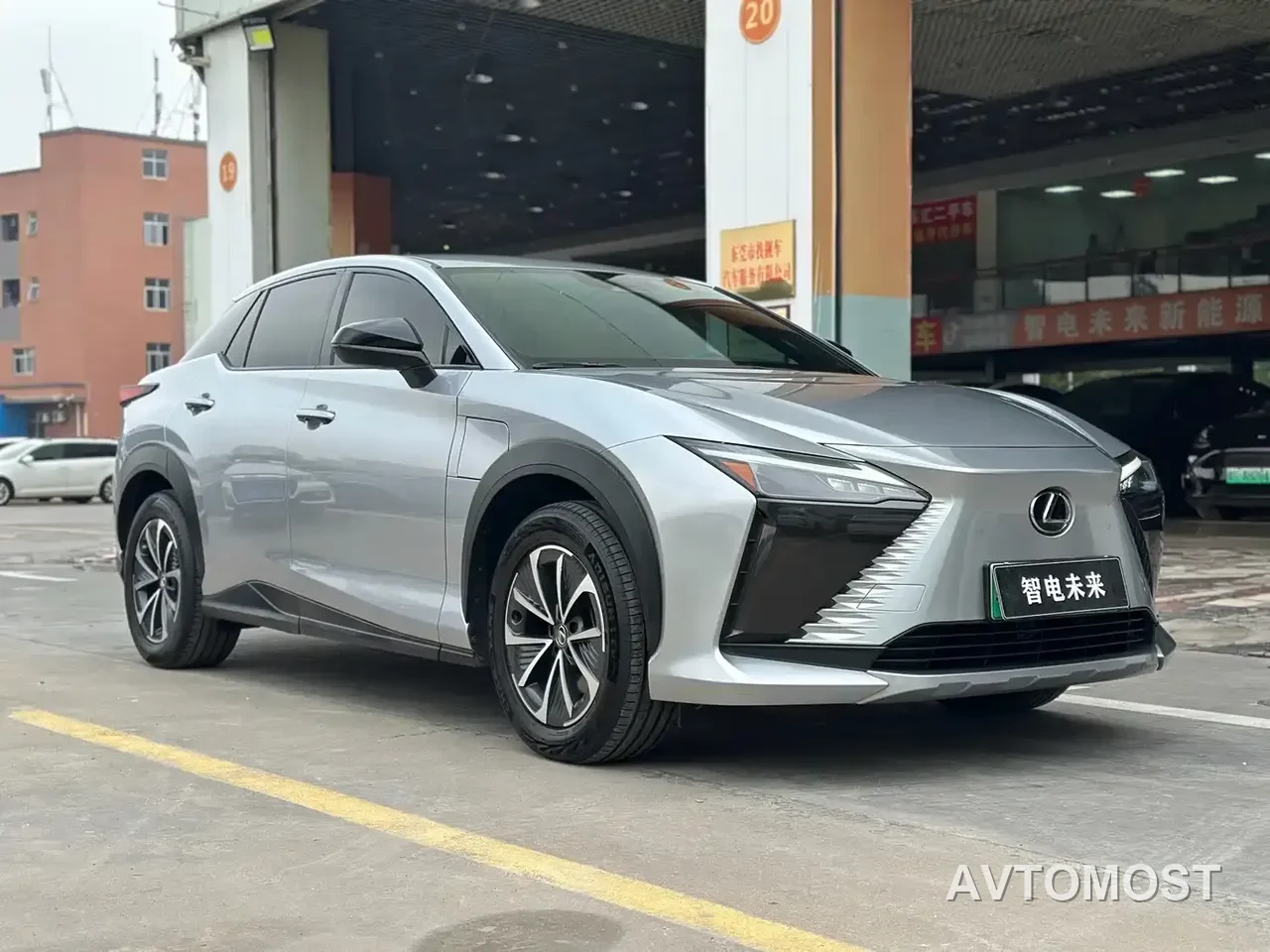 Lexus RZ 2023 450e 4WD Expedition Edition — фото 3