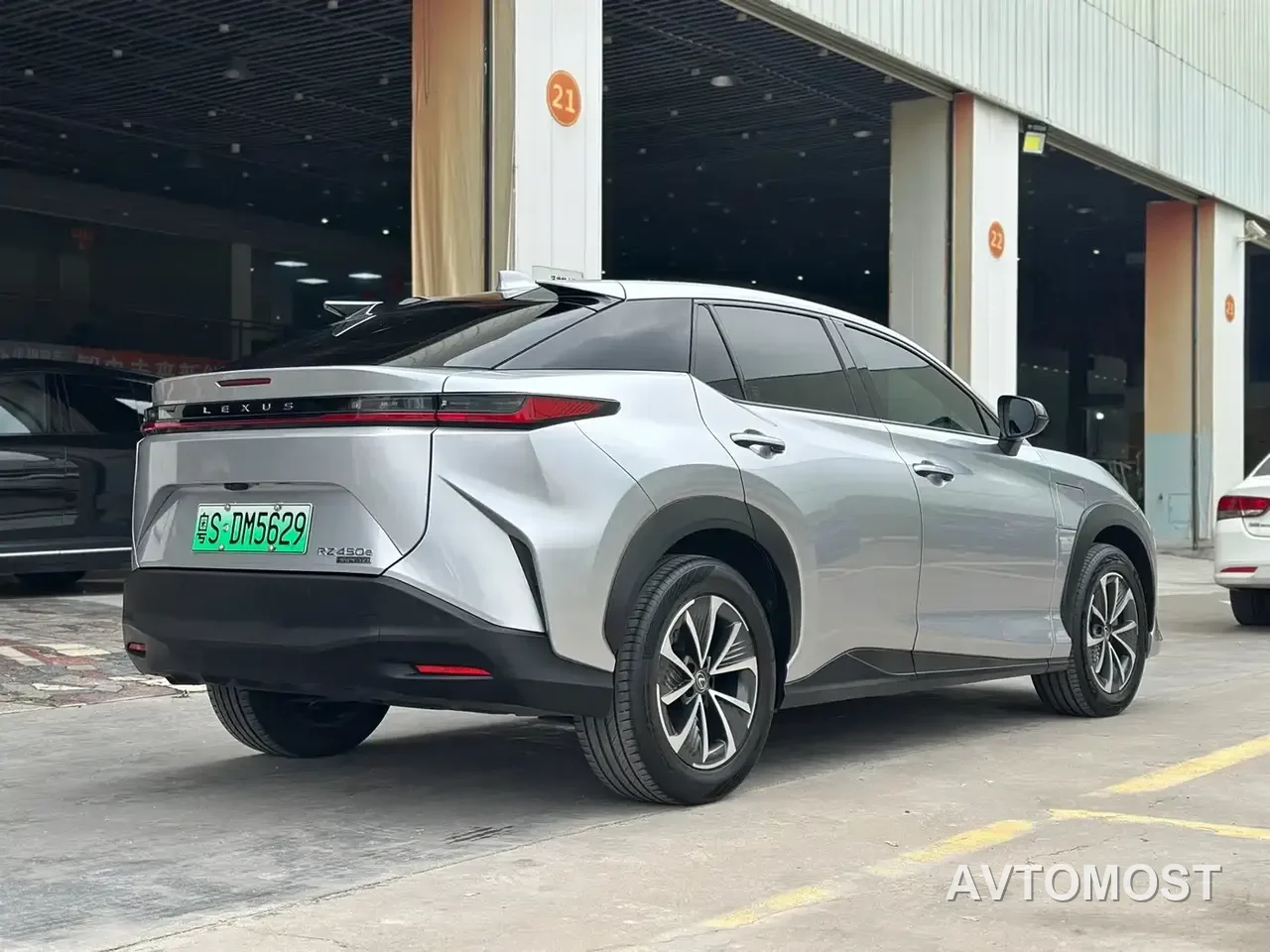 Lexus RZ 2023 450e 4WD Expedition Edition — фото 4